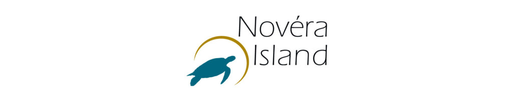 weißer Banner mit dem Logo des fiktiven Hotels "Novéra Island"
